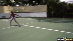 Den bystiga unga tennisspelaren och den jättekukiga svarta mannen Thumb